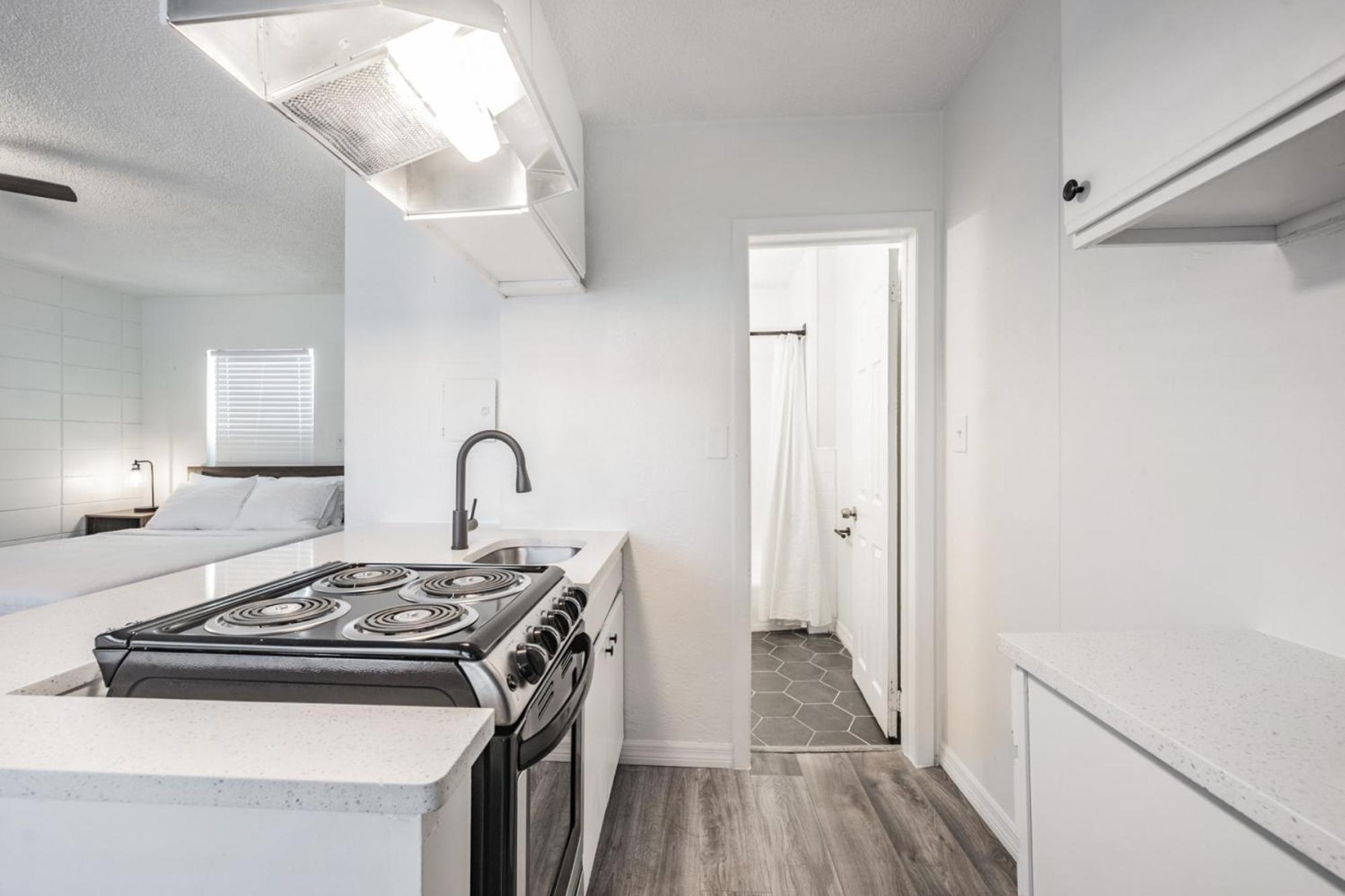 Spacious Studio Apartment Near Nightlife & Dining! St. Petersburg Dış mekan fotoğraf
