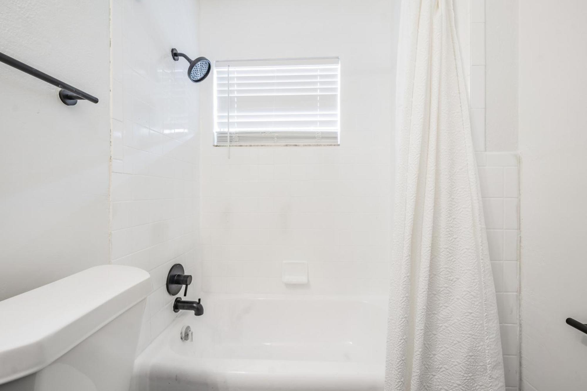Spacious Studio Apartment Near Nightlife & Dining! St. Petersburg Dış mekan fotoğraf
