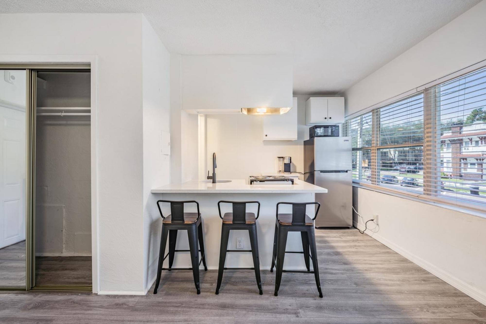 Spacious Studio Apartment Near Nightlife & Dining! St. Petersburg Dış mekan fotoğraf