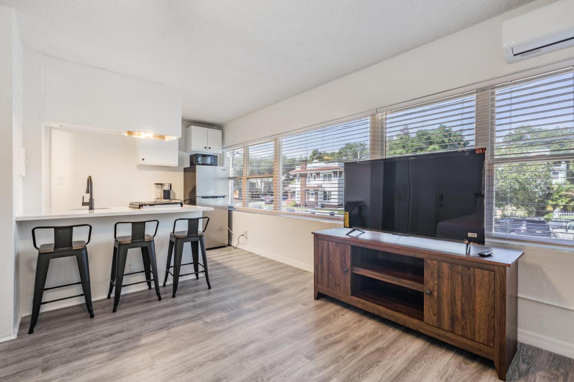 Spacious Studio Apartment Near Nightlife & Dining! St. Petersburg Dış mekan fotoğraf