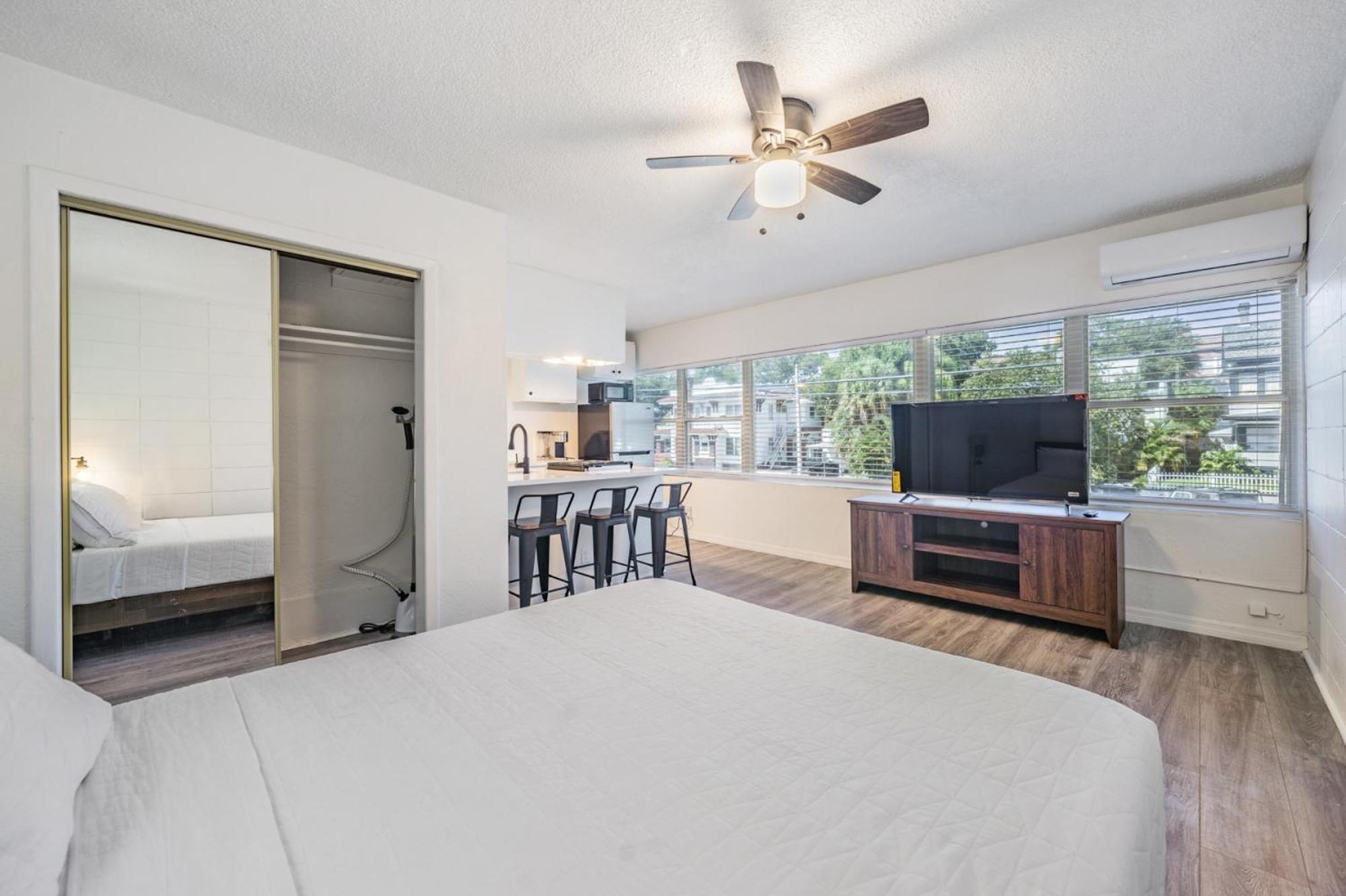 Spacious Studio Apartment Near Nightlife & Dining! St. Petersburg Dış mekan fotoğraf